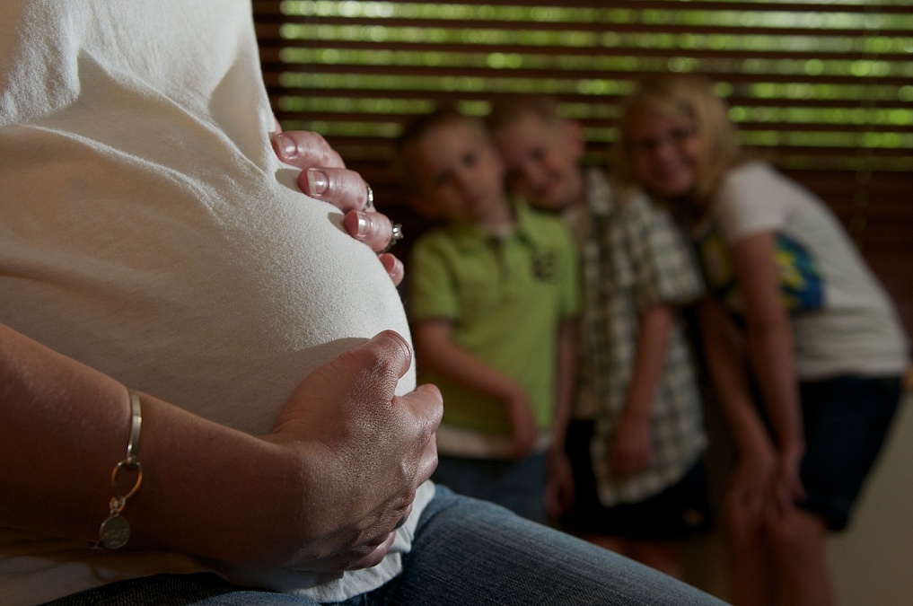 Expectant mother and siblings during a Maternity sesion by David Greedy Photography.